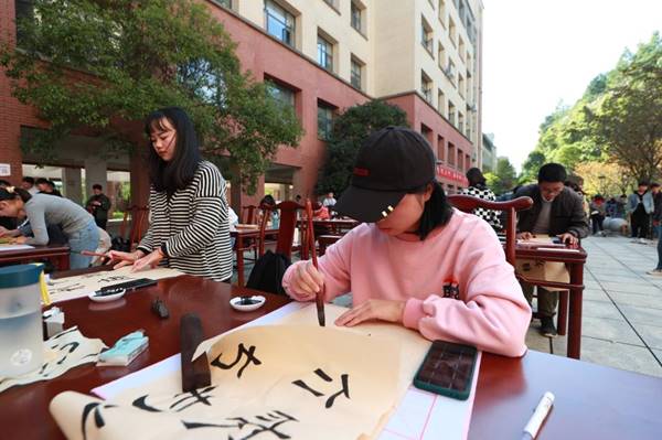 说明: https://news.gznu.edu.cn/__local/0/85/7D/8BCC8C654AF249EC04B41A2CB22_61CEBB73_1BAB4.jpg