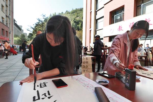 说明: https://news.gznu.edu.cn/__local/8/FF/E9/C43E4B0B1AEEAAFD6896C647F32_7EFFEC60_17AC5.jpg
