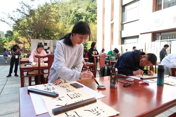 说明: https://news.gznu.edu.cn/__local/3/54/87/8DCB8BA2295E6B47A0356C8E6C9_4EA5DE12_1E615.jpg