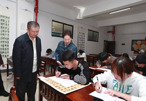 说明: https://news.gznu.edu.cn/__local/B/39/5E/77C426DBD7C16C051BEB88FD7AA_A4670449_16E72.jpg